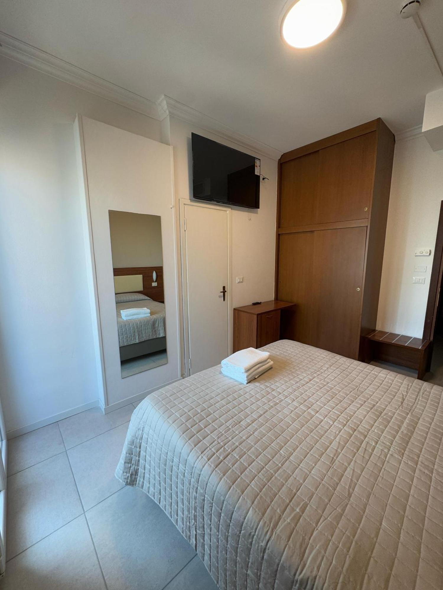 Hotel Helios Beach Milano Marittima Exterior foto