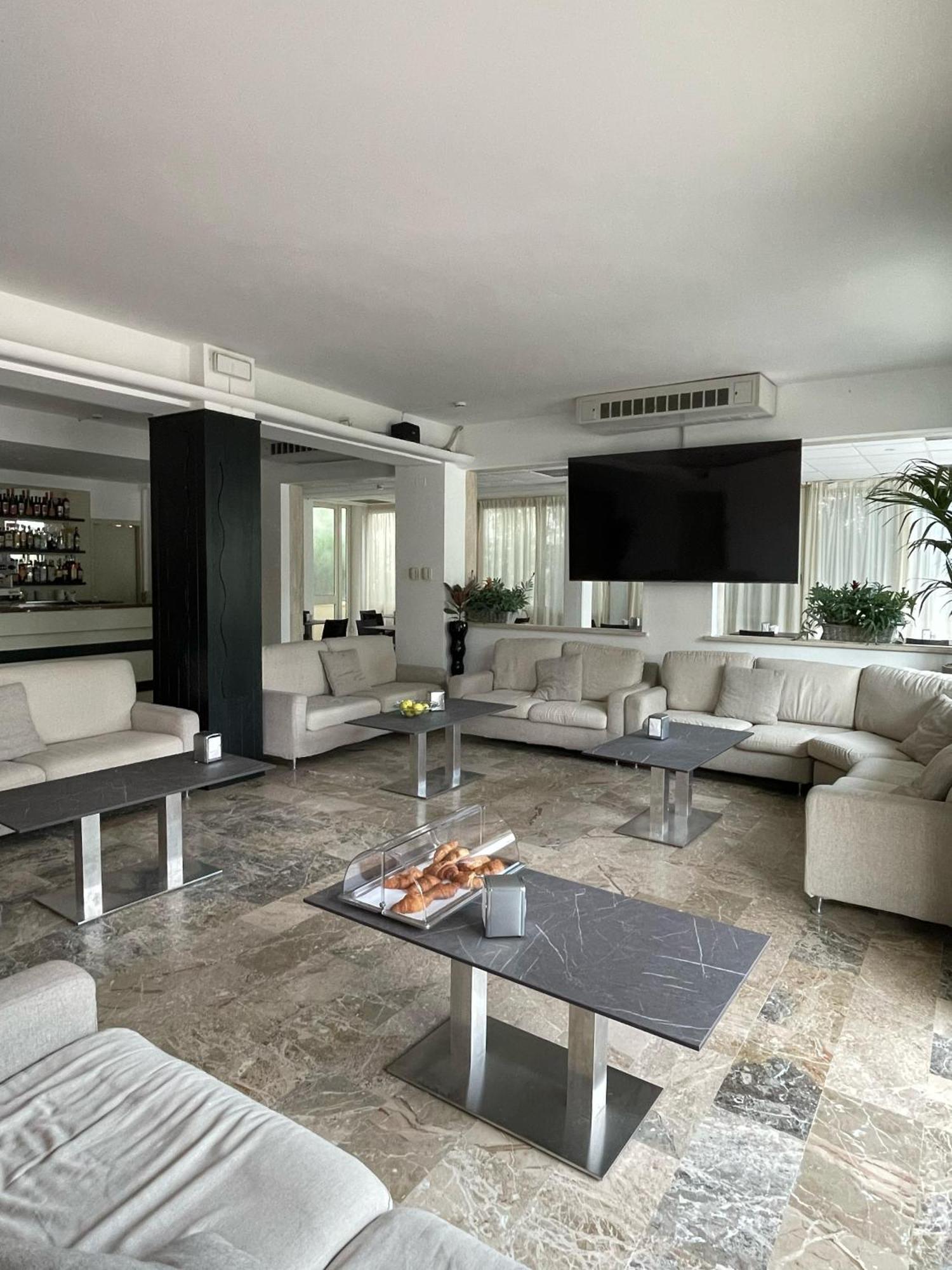 Hotel Helios Beach Milano Marittima Exterior foto