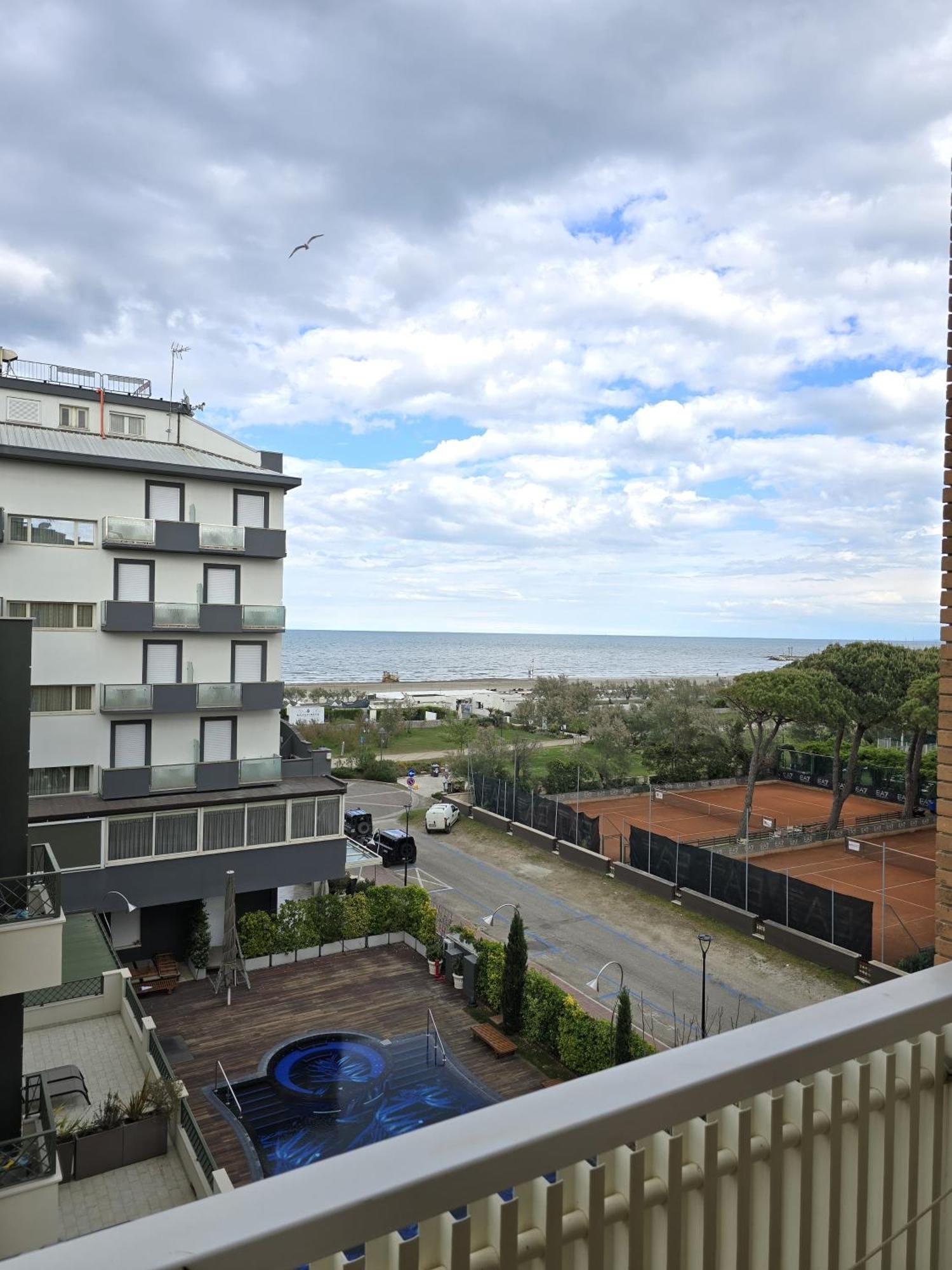 Hotel Helios Beach Milano Marittima Exterior foto